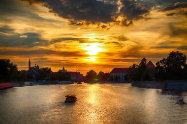 Wroclaw, Polonya - 8 Ağustos 2017: Wroclaw Old Town. Katedral adadır (Ostrow Tumski) şehrin en eski parçası. Oder Nehri, tekneler ve güzel gün batımı sırasında tarihi binalar.
