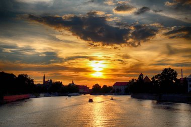 Wroclaw, Polonya - 8 Ağustos 2017: Wroclaw Old Town. Katedral adadır (Ostrow Tumski) şehrin en eski parçası. Oder Nehri, tekneler ve güzel gün batımı sırasında tarihi binalar.