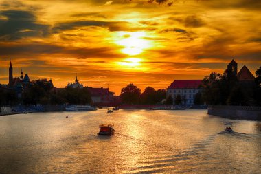 Wroclaw, Polonya - 8 Ağustos 2017: Wroclaw Old Town. Katedral adadır (Ostrow Tumski) şehrin en eski parçası. Oder Nehri, tekneler ve güzel gün batımı sırasında tarihi binalar.