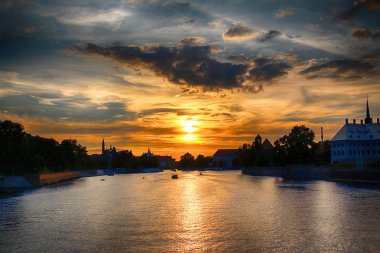 Wroclaw, Polonya - 8 Ağustos 2017: Wroclaw Old Town. Katedral adadır (Ostrow Tumski) şehrin en eski parçası. Oder Nehri, tekneler ve güzel gün batımı sırasında tarihi binalar.
