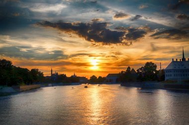 Wroclaw, Polonya - 8 Ağustos 2017: Wroclaw Old Town. Katedral adadır (Ostrow Tumski) şehrin en eski parçası. Oder Nehri, tekneler ve güzel gün batımı sırasında tarihi binalar.