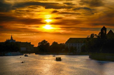 Wroclaw, Polonya - 8 Ağustos 2017: Wroclaw Old Town. Katedral adadır (Ostrow Tumski) şehrin en eski parçası. Oder Nehri, tekneler ve güzel gün batımı sırasında tarihi binalar.