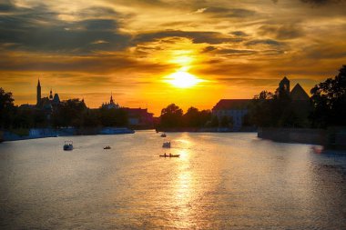 Wroclaw, Polonya - 8 Ağustos 2017: Wroclaw Old Town. Katedral adadır (Ostrow Tumski) şehrin en eski parçası. Oder Nehri, tekneler ve güzel gün batımı sırasında tarihi binalar.