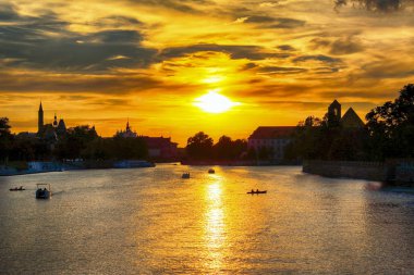 Wroclaw, Polonya - 8 Ağustos 2017: Wroclaw Old Town. Katedral adadır (Ostrow Tumski) şehrin en eski parçası. Oder Nehri, tekneler ve güzel gün batımı sırasında tarihi binalar.