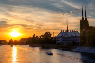 Wroclaw, Polonya - 8 Ağustos 2017: Wroclaw Old Town. Katedral adadır (Ostrow Tumski) şehrin en eski parçası. Oder Nehri, tekneler ve güzel gün batımı sırasında tarihi binalar.