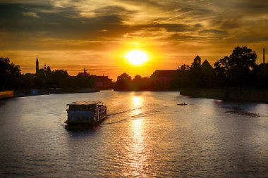 Wroclaw, Polonya - 8 Ağustos 2017: Wroclaw Old Town. Katedral adadır (Ostrow Tumski) şehrin en eski parçası. Oder Nehri, tekneler ve güzel gün batımı sırasında tarihi binalar.