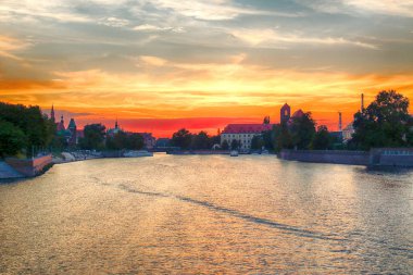 Wroclaw, Polonya - 8 Ağustos 2017: Wroclaw Old Town. Katedral adadır (Ostrow Tumski) şehrin en eski parçası. Oder Nehri, tekneler ve güzel gün batımı sırasında tarihi binalar.