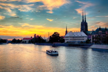 Wroclaw, Polonya - 8 Ağustos 2017: Wroclaw Old Town. Katedral adadır (Ostrow Tumski) şehrin en eski parçası. Oder Nehri, tekneler ve güzel gün batımı sırasında tarihi binalar.