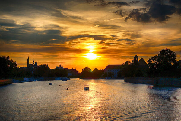 ВРОСЛАВ, ПОЛЬША - 8 августа 2017 года: Старый город Вроцлава. Кафедральный остров (Ostrow Tumski) является старейшей частью города. Одра, лодки и исторические здания во время прекрасного заката
.