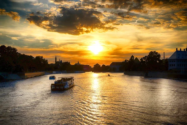 Wroclaw, Polen - 8 augusti 2017: Wroclaw Old Town. Katedralen Island (Ostrow Tumski) är den äldsta delen av staden. Oder, båtar och historiska byggnader under den vackra solnedgången. — Stockfoto