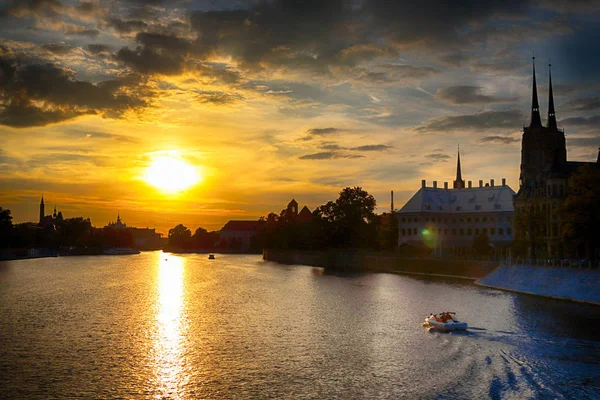 WROCLAW, POLOGNE - 8 AOÛT 2017 : La vieille ville de Wroclaw. Cathedral Island (Ostrow Tumski) est la partie la plus ancienne de la ville. Rivière Odra, bateaux et bâtiments historiques pendant le magnifique coucher de soleil . — Photo