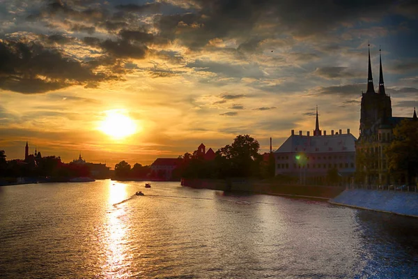 Wroclaw, Polen - 8 augustus 2017: Wroclaw Old Town. Kathedraal eiland (Ostrow Tumski) is het oudste deel van de stad. Odra rivier, boten en historische gebouwen tijdens de prachtige zonsondergang. — Stockfoto