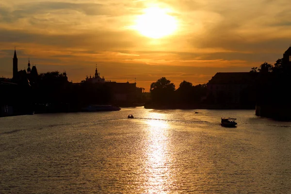 Wrocław - 8 sierpnia 2017: Wrocław stare miasto. Ostrów Tumski (Ostrów Tumski) jest najstarszą częścią miasta. Rzeka Odra, łodzie i zabytkowych budynków podczas piękny zachód słońca. — Zdjęcie stockowe