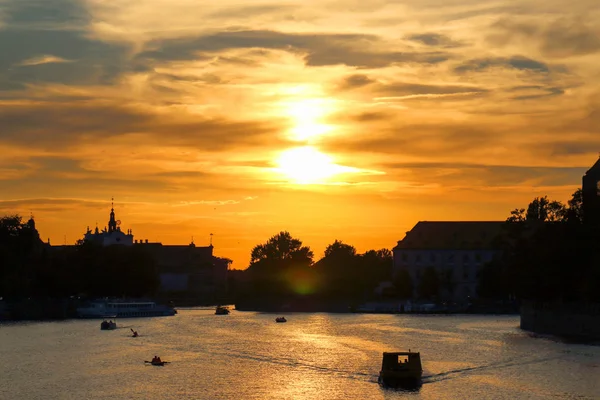 WROCLAW, POLOGNE - 8 AOÛT 2017 : La vieille ville de Wroclaw. Cathedral Island (Ostrow Tumski) est la partie la plus ancienne de la ville. Rivière Odra, bateaux et bâtiments historiques pendant le magnifique coucher de soleil . — Photo