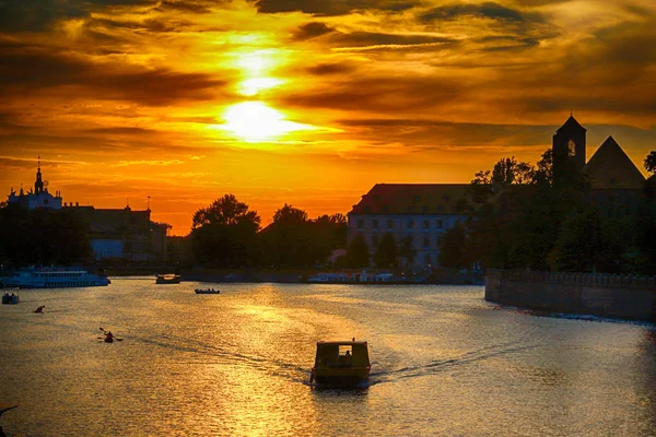 WROCLAW, POLOGNE - 8 AOÛT 2017 : La vieille ville de Wroclaw. Cathedral Island (Ostrow Tumski) est la partie la plus ancienne de la ville. Rivière Odra, bateaux et bâtiments historiques pendant le magnifique coucher de soleil . — Photo