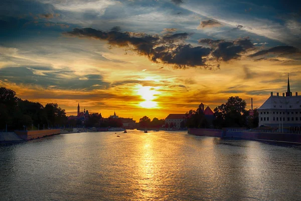 WROCLAW, POLOGNE - 8 AOÛT 2017 : La vieille ville de Wroclaw. Cathedral Island (Ostrow Tumski) est la partie la plus ancienne de la ville. Rivière Odra, bateaux et bâtiments historiques pendant le magnifique coucher de soleil . — Photo