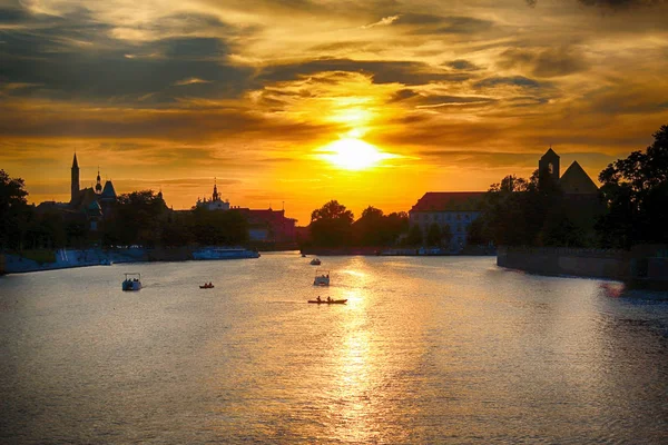 Wroclaw, Polonya - 8 Ağustos 2017: Wroclaw Old Town. Katedral adadır (Ostrow Tumski) şehrin en eski parçası. Oder Nehri, tekneler ve güzel gün batımı sırasında tarihi binalar.