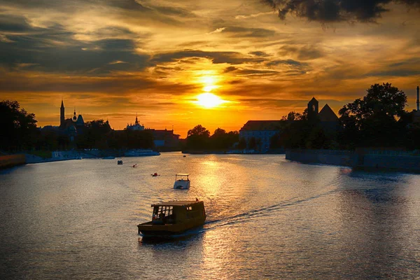 Wroclaw, Polonya - 8 Ağustos 2017: Wroclaw Old Town. Katedral adadır (Ostrow Tumski) şehrin en eski parçası. Oder Nehri, tekneler ve güzel gün batımı sırasında tarihi binalar.
