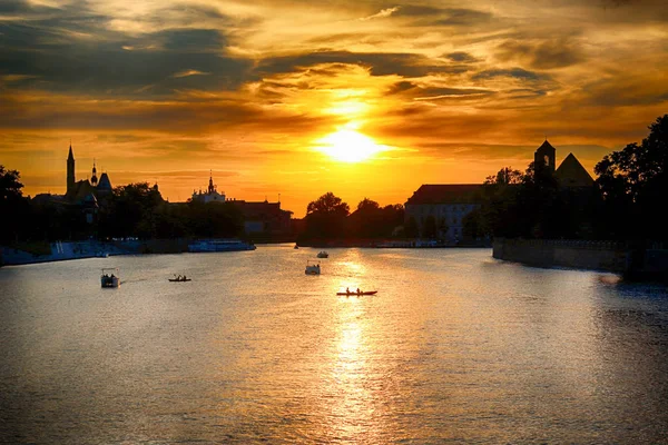 Wroclaw, Polonya - 8 Ağustos 2017: Wroclaw Old Town. Katedral adadır (Ostrow Tumski) şehrin en eski parçası. Oder Nehri, tekneler ve güzel gün batımı sırasında tarihi binalar.