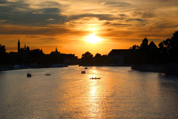 WROCLAW, POLOGNE - 8 AOÛT 2017 : La vieille ville de Wroclaw. Cathedral Island (Ostrow Tumski) est la partie la plus ancienne de la ville. Rivière Odra, bateaux et bâtiments historiques pendant le magnifique coucher de soleil . — Photo