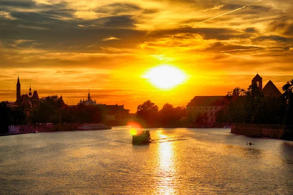 Wroclaw, Polonya - 8 Ağustos 2017: Wroclaw Old Town. Katedral adadır (Ostrow Tumski) şehrin en eski parçası. Oder Nehri, tekneler ve güzel gün batımı sırasında tarihi binalar.