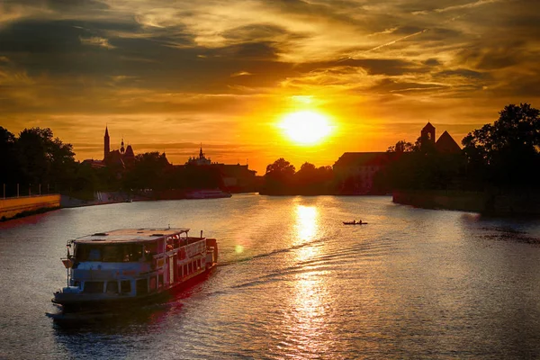 Wroclaw, Polonya - 8 Ağustos 2017: Wroclaw Old Town. Katedral adadır (Ostrow Tumski) şehrin en eski parçası. Oder Nehri, tekneler ve güzel gün batımı sırasında tarihi binalar.