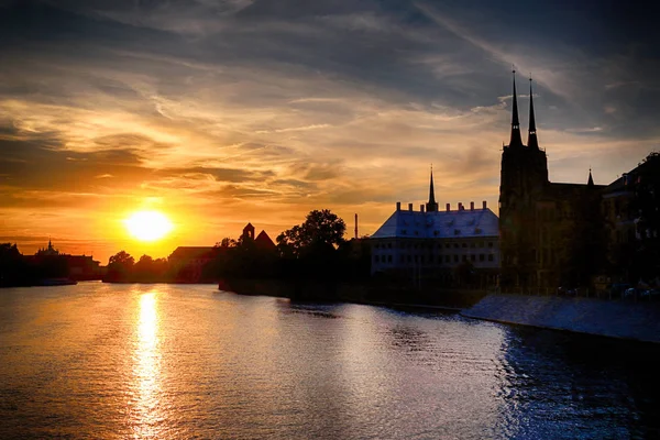 Wroclaw, Polen - 8 augustus 2017: Wroclaw Old Town. Kathedraal eiland (Ostrow Tumski) is het oudste deel van de stad. Odra rivier, boten en historische gebouwen tijdens de prachtige zonsondergang. — Stockfoto