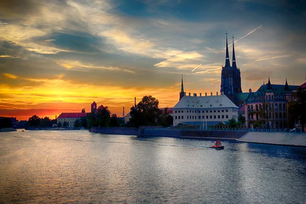 Wroclaw, Polen - 8 augusti 2017: Wroclaw Old Town. Katedralen Island (Ostrow Tumski) är den äldsta delen av staden. Oder, båtar och historiska byggnader under den vackra solnedgången. — Stockfoto