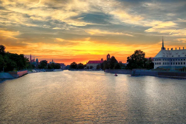 WROCLAW, POLOGNE - 8 AOÛT 2017 : La vieille ville de Wroclaw. Cathedral Island (Ostrow Tumski) est la partie la plus ancienne de la ville. Rivière Odra, bateaux et bâtiments historiques pendant le magnifique coucher de soleil . — Photo