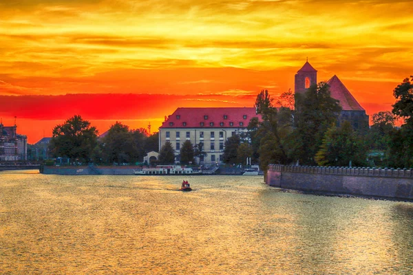 WROCLAW, POLAND - AUGUST 8, 2017: Wroclaw Old Town. Cathedral Island (Ostrow Tumski) is the oldest part of the city. Odra River, boats and historic buildings during the beautiful sunset. — Stock Photo, Image