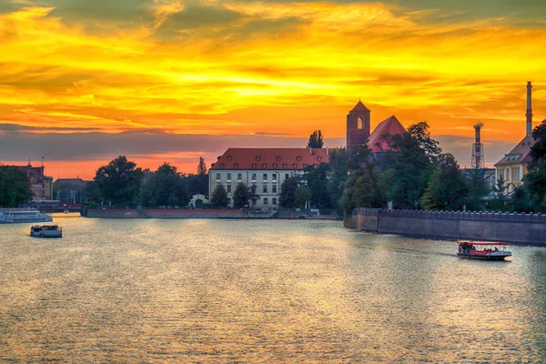 Wrocław - 8 sierpnia 2017: Wrocław stare miasto. Ostrów Tumski (Ostrów Tumski) jest najstarszą częścią miasta. Rzeka Odra, łodzie i zabytkowych budynków podczas piękny zachód słońca. — Zdjęcie stockowe