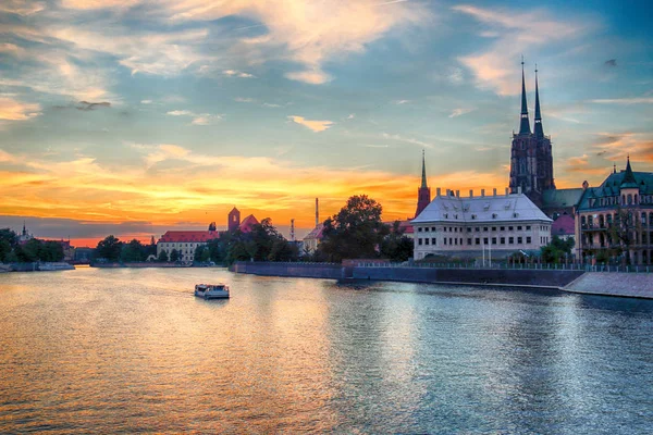 Wrocław - 8 sierpnia 2017: Wrocław stare miasto. Ostrów Tumski (Ostrów Tumski) jest najstarszą częścią miasta. Rzeka Odra, łodzie i zabytkowych budynków podczas piękny zachód słońca. — Zdjęcie stockowe