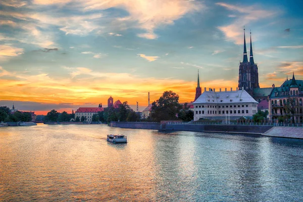 WROCLAW, POLÓNIA - 8 de agosto de 2017: Cidade Velha de Wroclaw. Cathedral Island (Ostrow Tumski) é a parte mais antiga da cidade. Rio Odra, barcos e edifícios históricos durante o belo pôr do sol . — Fotografia de Stock