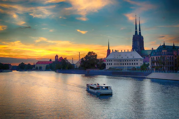 WROCLAW, POLÓNIA - 8 de agosto de 2017: Cidade Velha de Wroclaw. Cathedral Island (Ostrow Tumski) é a parte mais antiga da cidade. Rio Odra, barcos e edifícios históricos durante o belo pôr do sol . — Fotografia de Stock