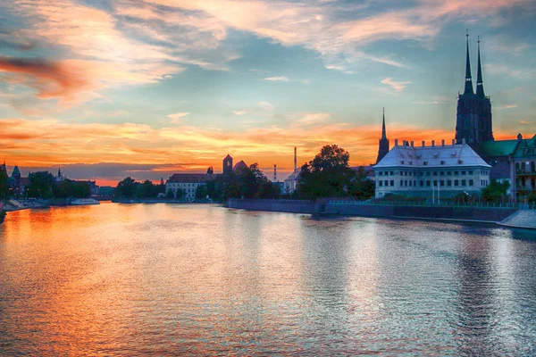 WROCLAW, POLOGNE - 8 AOÛT 2017 : La vieille ville de Wroclaw. Cathedral Island (Ostrow Tumski) est la partie la plus ancienne de la ville. Rivière Odra, bateaux et bâtiments historiques pendant le magnifique coucher de soleil . — Photo