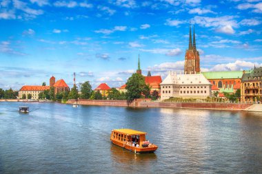 Wroclaw, Polonya - 14 Ağustos 2017: Wroclaw Old Town. Katedral adadır (Ostrow Tumski) şehrin en eski parçası. Oder Nehri, tekne ve bir yaz gününde tarihi binalar.