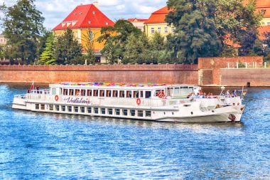 Wroclaw, Polonya - 14 Ağustos 2017: Wroclaw Old Town. Katedral adadır (Ostrow Tumski) şehrin en eski parçası. Oder Nehri, tekne ve bir yaz gününde tarihi binalar.