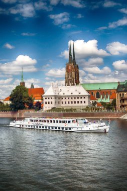 Wroclaw, Polonya - 14 Ağustos 2017: Wroclaw Old Town. Katedral adadır (Ostrow Tumski) şehrin en eski parçası. Oder Nehri, tekne ve bir yaz gününde tarihi binalar.