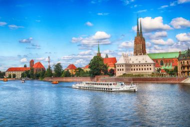 Wroclaw, Polonya - 14 Ağustos 2017: Wroclaw Old Town. Katedral adadır (Ostrow Tumski) şehrin en eski parçası. Oder Nehri, tekne ve bir yaz gününde tarihi binalar.