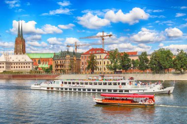 Wroclaw, Polonya - 14 Ağustos 2017: Wroclaw Old Town. Katedral adadır (Ostrow Tumski) şehrin en eski parçası. Oder Nehri, tekne ve bir yaz gününde tarihi binalar.