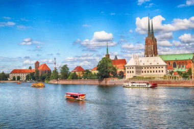 Wroclaw, Polonya - 14 Ağustos 2017: Wroclaw Old Town. Katedral adadır (Ostrow Tumski) şehrin en eski parçası. Oder Nehri, tekne ve bir yaz gününde tarihi binalar.