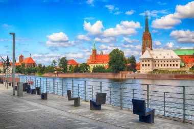 Wroclaw, Polonya - 14 Ağustos 2017: Wroclaw Old Town. Katedral adadır (Ostrow Tumski) şehrin en eski parçası. Oder Nehri, tekne ve bir yaz gününde tarihi binalar.