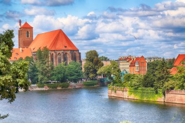Wroclaw, Polonya - 14 Ağustos 2017: Wroclaw Old Town. Katedral adadır (Ostrow Tumski) şehrin en eski parçası. Oder Nehri, tekne ve bir yaz gününde tarihi binalar.