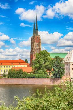 Wroclaw, Polonya - 14 Ağustos 2017: Wroclaw Old Town. Katedral adadır (Ostrow Tumski) şehrin en eski parçası. Oder Nehri, tekne ve bir yaz gününde tarihi binalar.