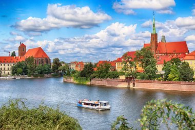 Wroclaw, Polonya - 14 Ağustos 2017: Wroclaw Old Town. Katedral adadır (Ostrow Tumski) şehrin en eski parçası. Oder Nehri, tekne ve bir yaz gününde tarihi binalar.