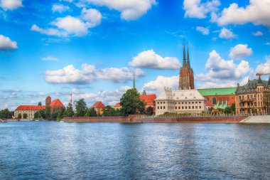 Wroclaw, Polonya - 14 Ağustos 2017: Wroclaw Old Town. Katedral adadır (Ostrow Tumski) şehrin en eski parçası. Oder Nehri, tekne ve bir yaz gününde tarihi binalar.