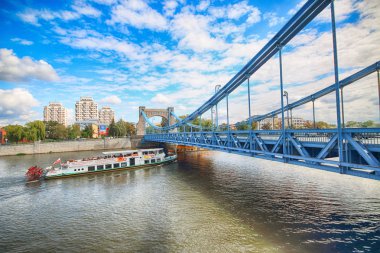 Wroclaw, Polonya - 14 Ağustos 2017: Grunwald Köprüsü (en Grunwaldzki) Nehri Oder Wroclaw, 1908-1910 arasında inşa edilmiş bir asma köprü bitti. Richard Pluddemann tarafından tasarlanmıştır.