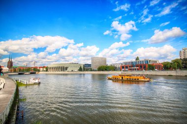 Wroclaw, Polonya - 14 Ağustos 2017: Maria ve Lech Kaczynscy Bulvarı. Voyvodalığı ofis binası. Bir 