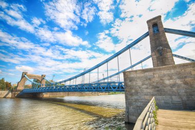 Wroclaw, Polonya - 14 Ağustos 2017: Grunwald Köprüsü (en Grunwaldzki) Nehri Oder Wroclaw, 1908-1910 arasında inşa edilmiş bir asma köprü bitti. Richard Pluddemann tarafından tasarlanmıştır.