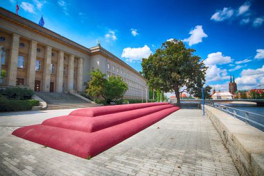 Wroclaw, Polonya - 14 Ağustos 2017: Maria ve Lech Kaczynscy Bulvarı. Voyvodalığı ofis binası. Bir 